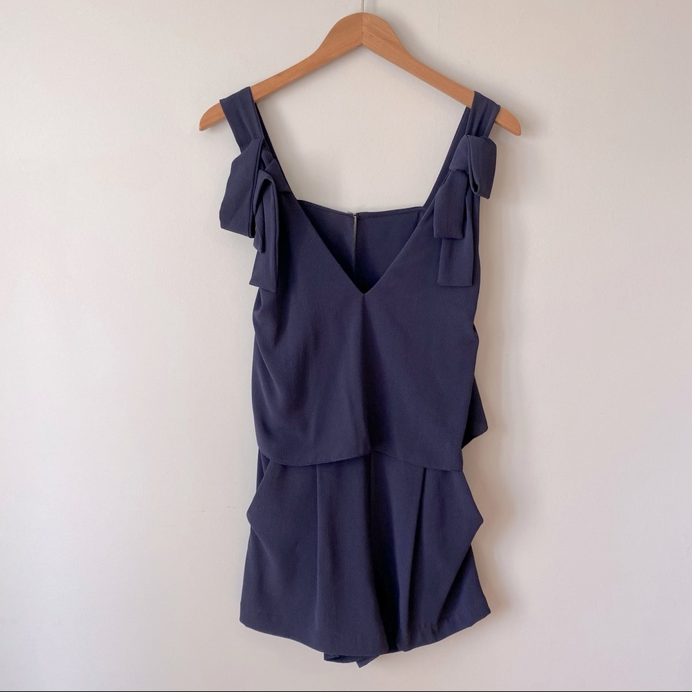H&M women’s Deep V bow strap detail navy blue open back shorts Romper - size 6